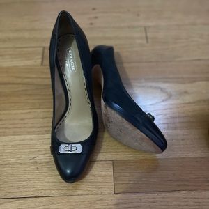 Classic signature Coach pump with buckle, in excellent condition size 81/2